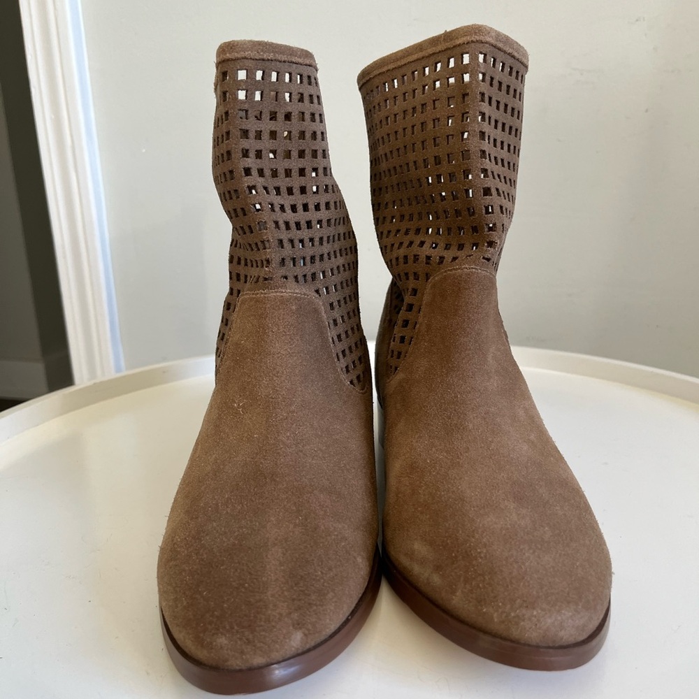 NEW Michael Kors Graham Perforated Shaft Ankle Boot - Picture 4 of 10
